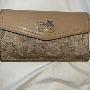 Women’s Coach wallet just needs some cleaning